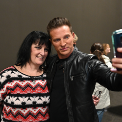 Steve Burton loves snapping selfies with fans!
